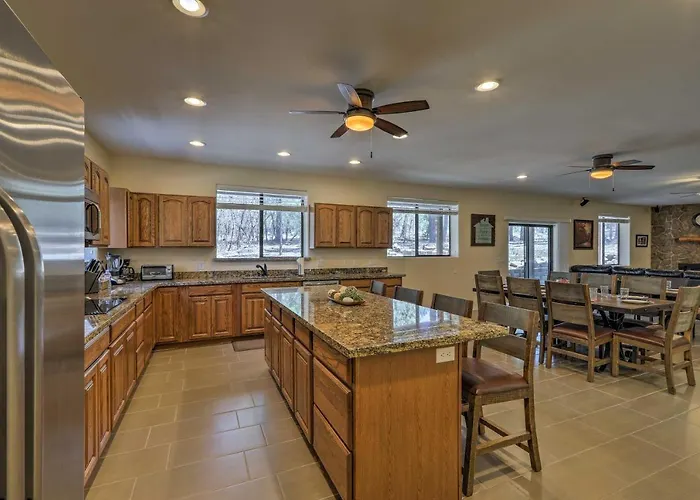 3 Mi To Rainbow Lake: W/ Hot Tub & Deck Holiday home Pinetop-Lakeside