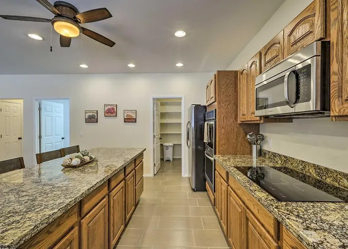 3 Mi To Rainbow Lake: W/ Hot Tub & Deck Holiday home *