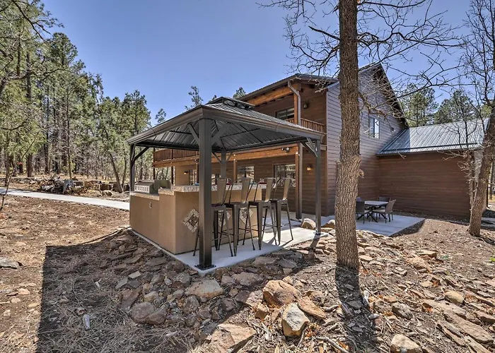 3 Mi To Rainbow Lake: W/ Hot Tub & Deck