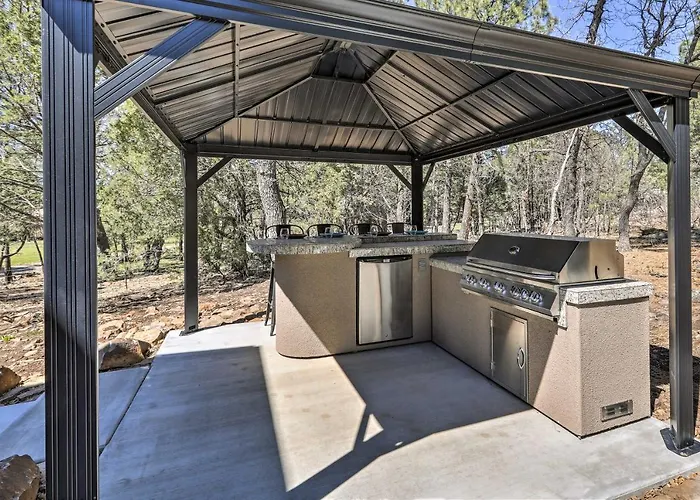3 Mi To Rainbow Lake: W/ Hot Tub & Deck