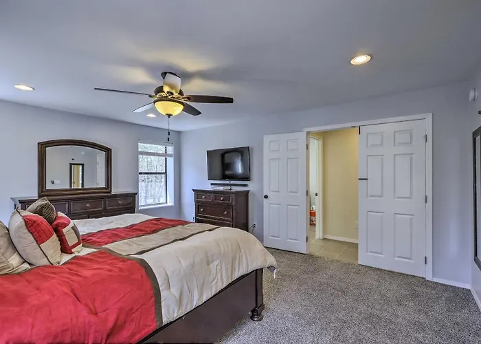 Holiday home 3 Mi To Rainbow Lake: W/ Hot Tub & Deck *