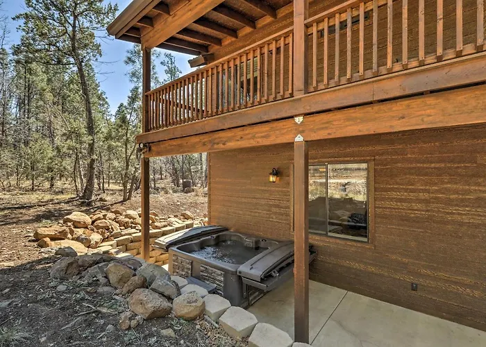 Holiday home 3 Mi To Rainbow Lake: W/ Hot Tub & Deck *